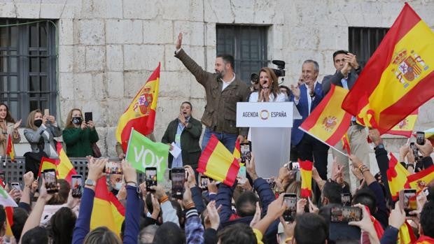 Abascal: «Quieren a los jóvenes colocados y obedientes, pero los jóvenes quieren trabajo y familia, no porros»