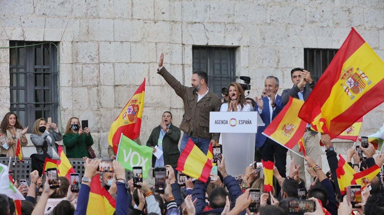 El secretario general del partido político Vox saluda ante los asistentes al acto