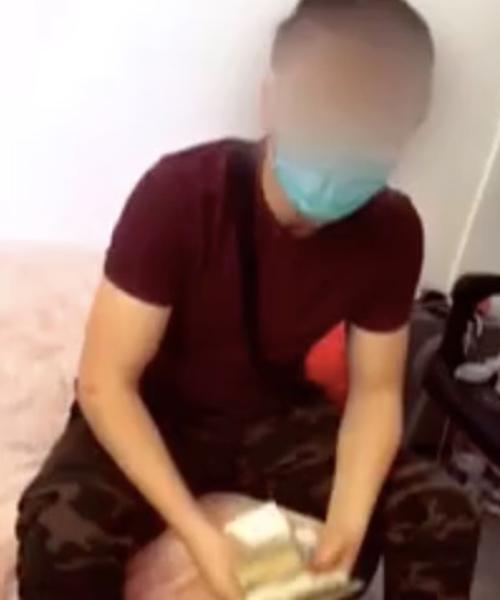 Uno de los menores muestra un fajo de billetes robados en una red social