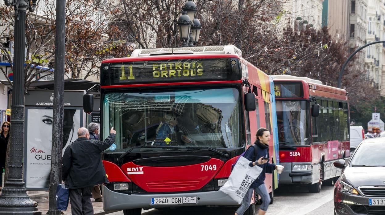 Imagen de un autobús de la EMT circulando por el centro de Valencia