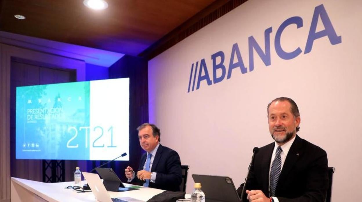 El presidente de Abanca, Juan Carlos Escotet, derecha, junto al consejero delegado, Francisco Botas Ratera