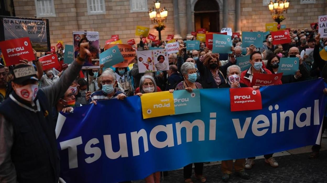 La protesta contra Colau llena la plaza Sant Jaume