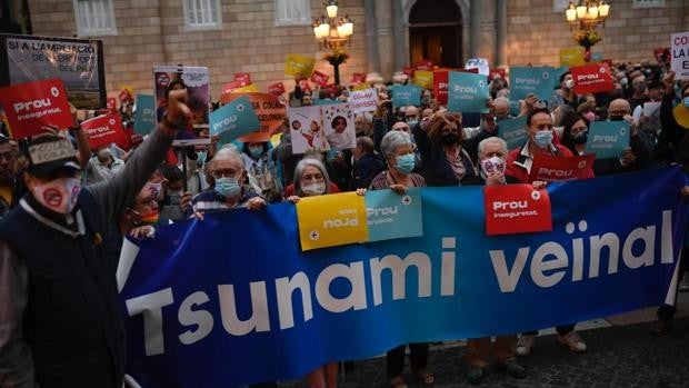 La protesta contra Colau llena la plaza Sant Jaume