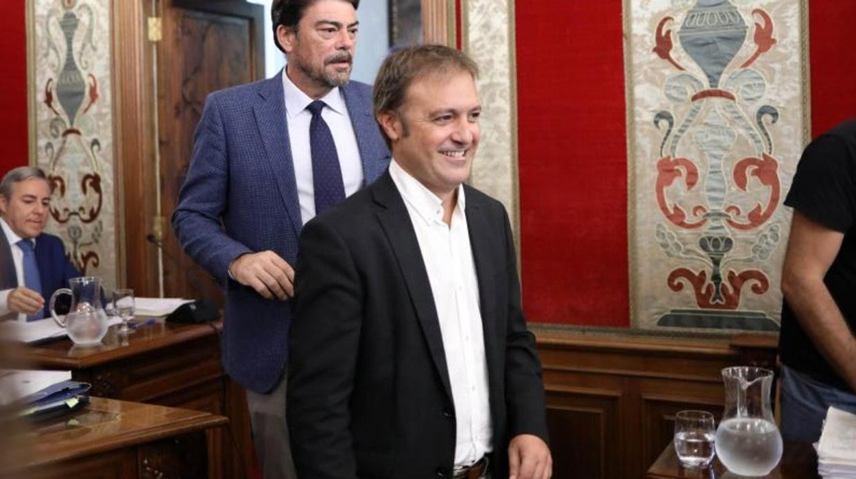 Un sonriente Natxo Bellido, junto al alcalde Barcala