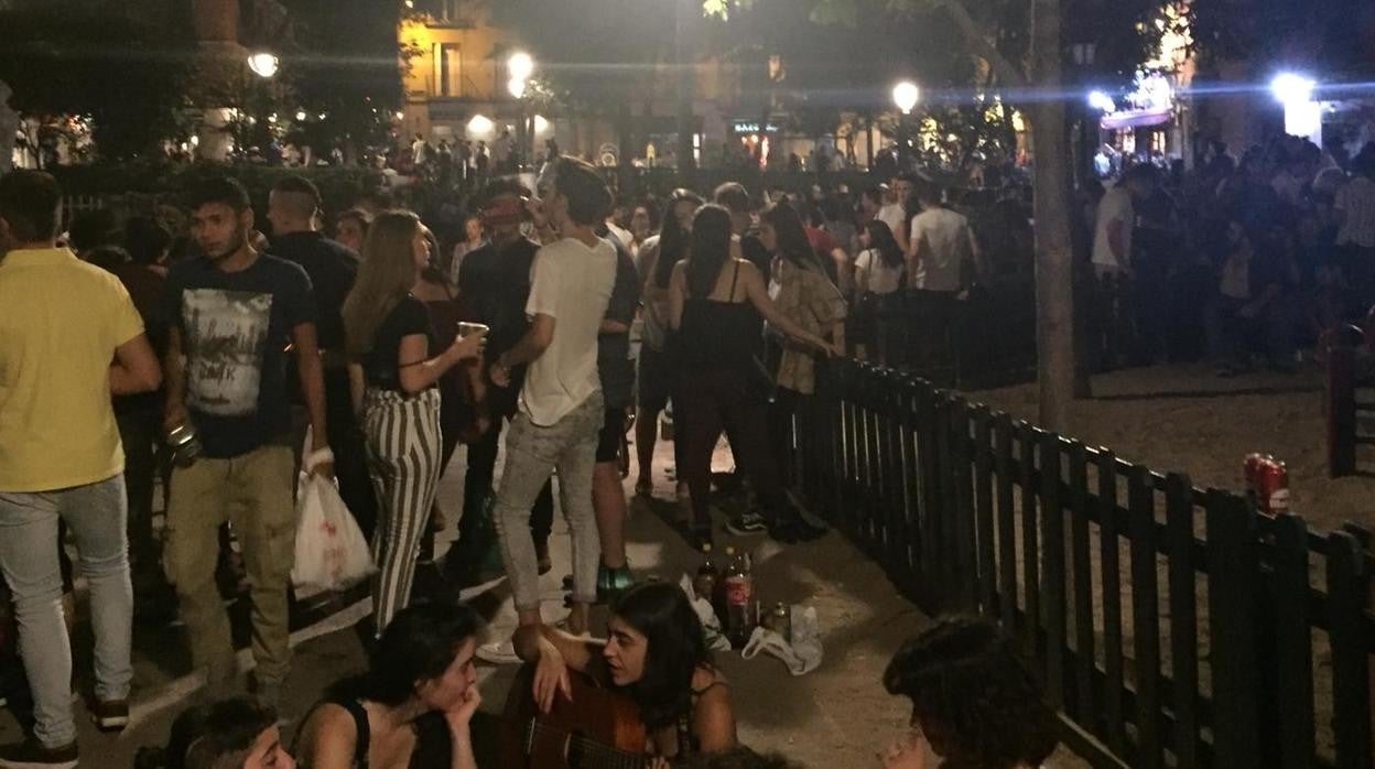 Botellón en la plaza del Dos de Mayo, en Malasaña