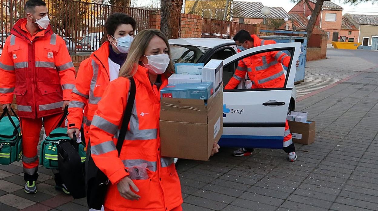 Llegada de varios sanitarios con las primeras remesas de vacunas contra el Covid a una residencia de Valladolid