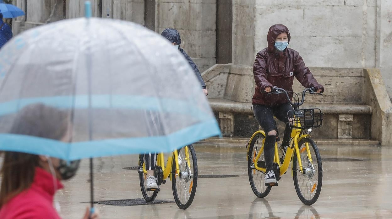 Imagen de recurso durante una jornada de lluvia en Valencia