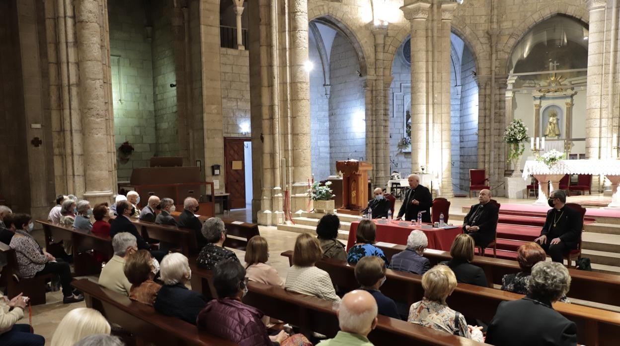 Imagen tomada durante la acogida a los adoradores que participan en la Vigilia Nacional del Santo Cáliz de Valencia