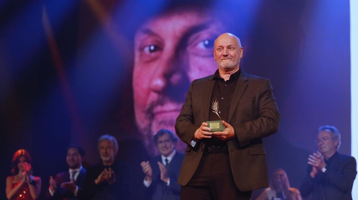 Juan José Campanella, emocionado, tras recibir la Espiga de Honor en la gala de inauguración de la Seminci