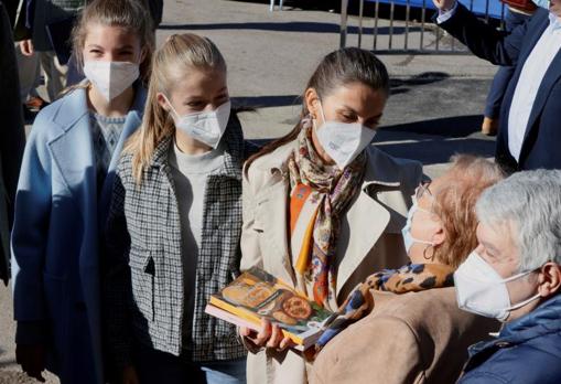 La Reina y sus hijas charlan con los habitantes del lugar