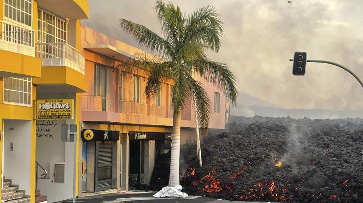 Colada de lava adentrándose en La Laguna en la carretera a puerto Naos