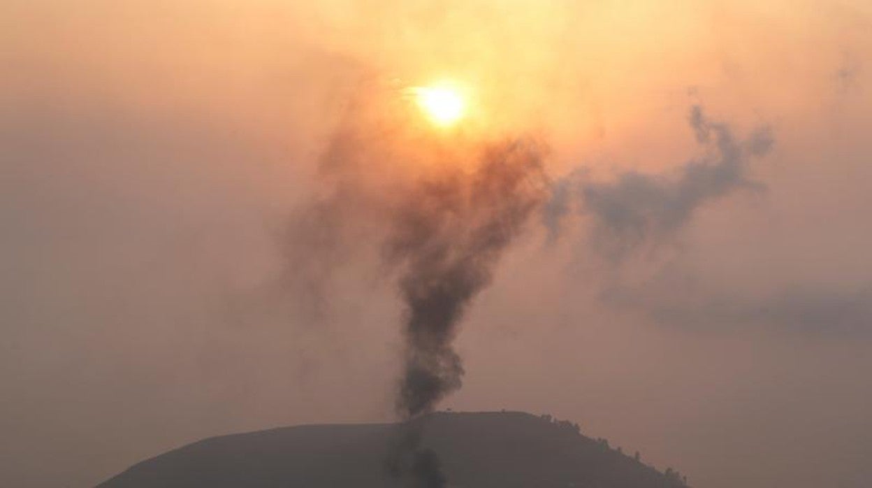 Penacho eruptivo sobre La Laguna en el amanecer de La Palma