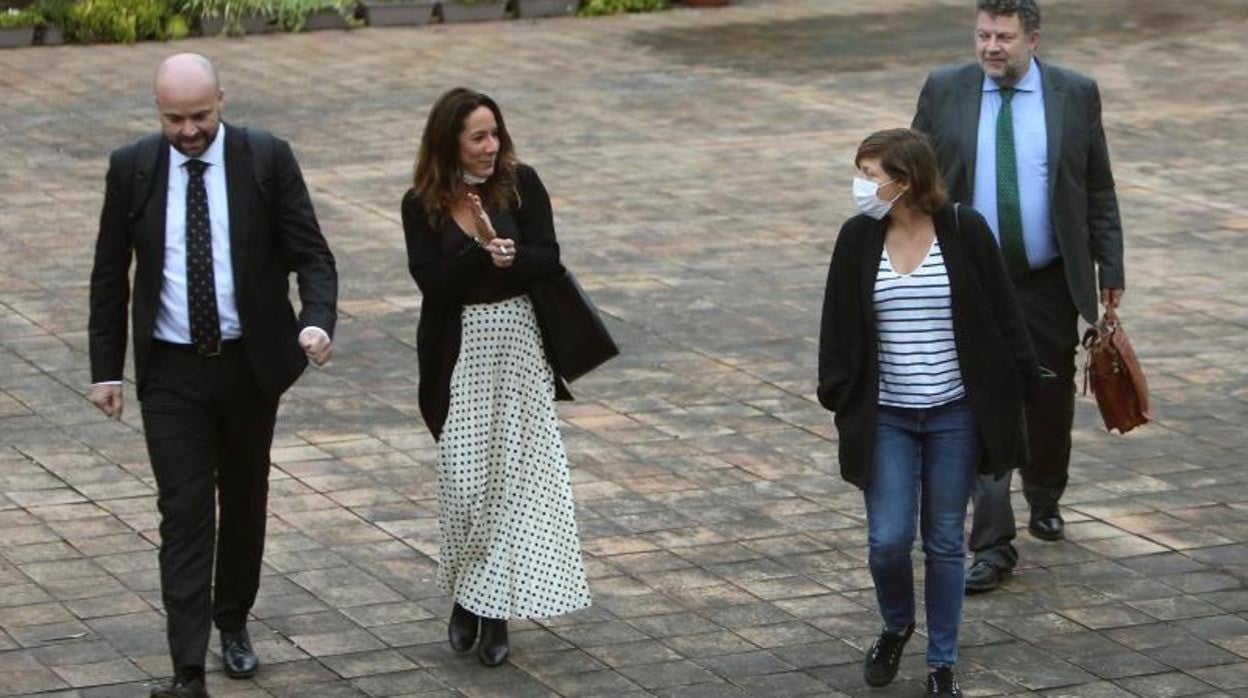 La hermana y la prima de Deborah Fernández, junto con sus abogaos, llegando este jueves al juzgado de Tui