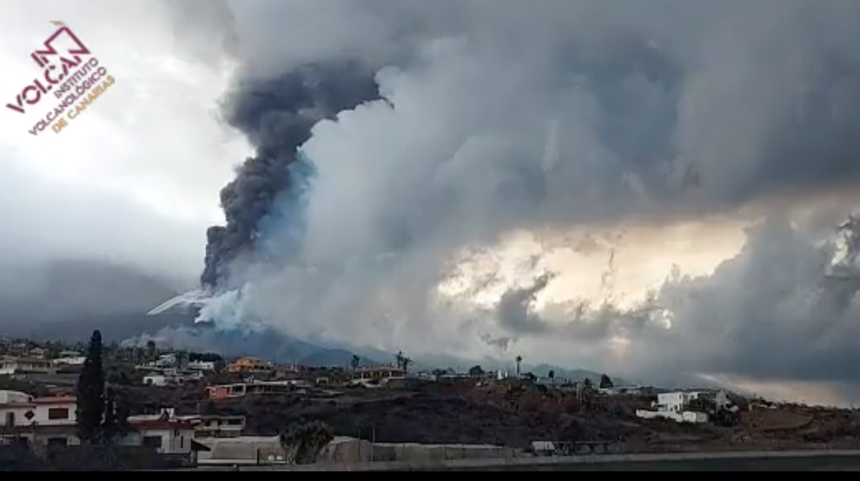 Columna de ceniza a primera hora de hoy, domingo 24