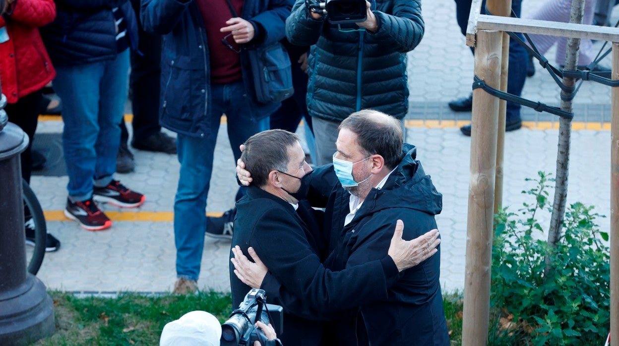 El presidente de ERC, Oriol Junqueras (d), junto al coordinador general de EH Bildu, Arnaldo Otegi, en la manifestación del sábado en San Sebastián