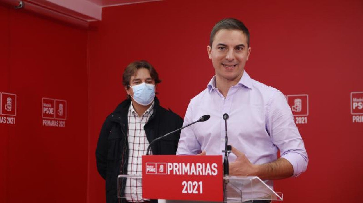 Juan Lobato, ganador de las primarias del PSOE en Madrid, detrás, Javier Ayala, derrotado en los comicios internos