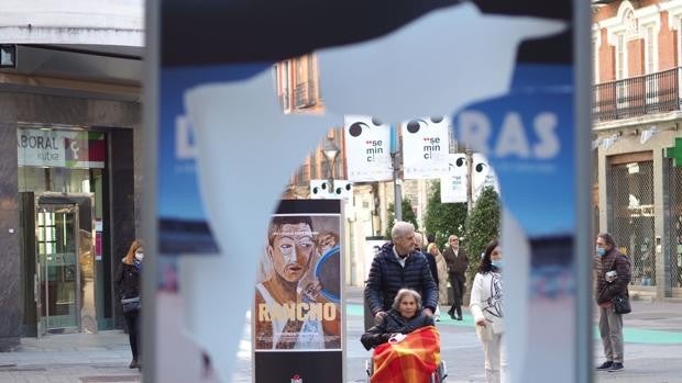 Amanecen destrozados varios monolitos de la Seminci en el centro de Valladolid