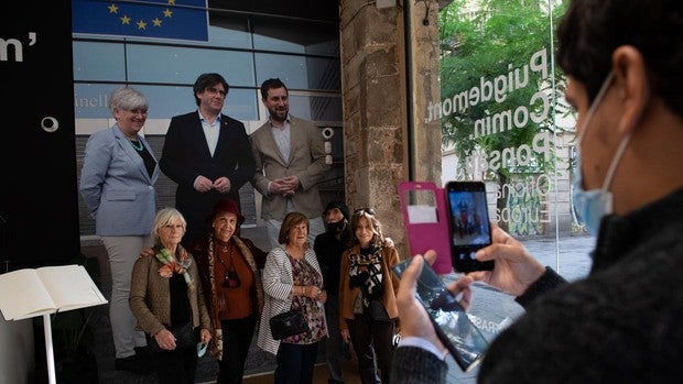 Peregrinación 'indepe' a la nueva sede de Puigdemont en Barcelona