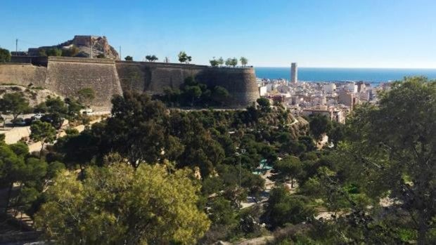 La pasarela de acceso al Castillo de San Fernando de Alicante debe estar lista a finales de enero