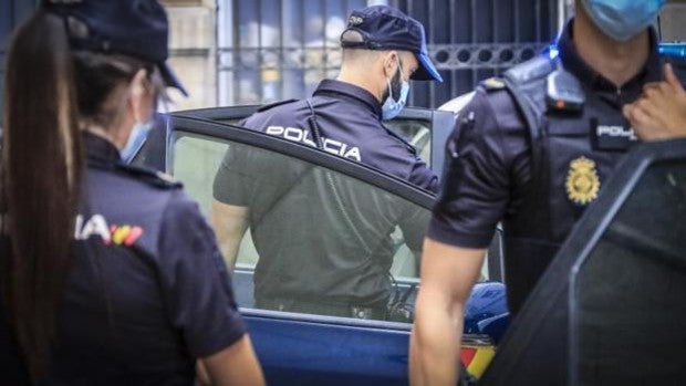 La Policía Nacional abre una investigación interna por una bofetada de un agente a un indigente
