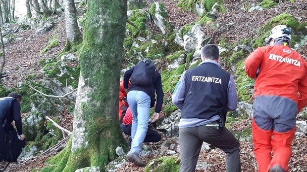La Ertzaintza localiza en Ataun (Guipúzcoa) un zulo con armas y munición que podría ser de ETA