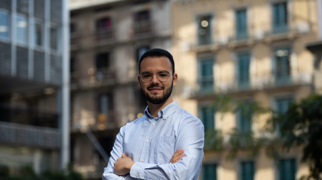 Yeray Mellado, posando para ABC, en las inmediaciones del Ayuntamiento de Barcelona