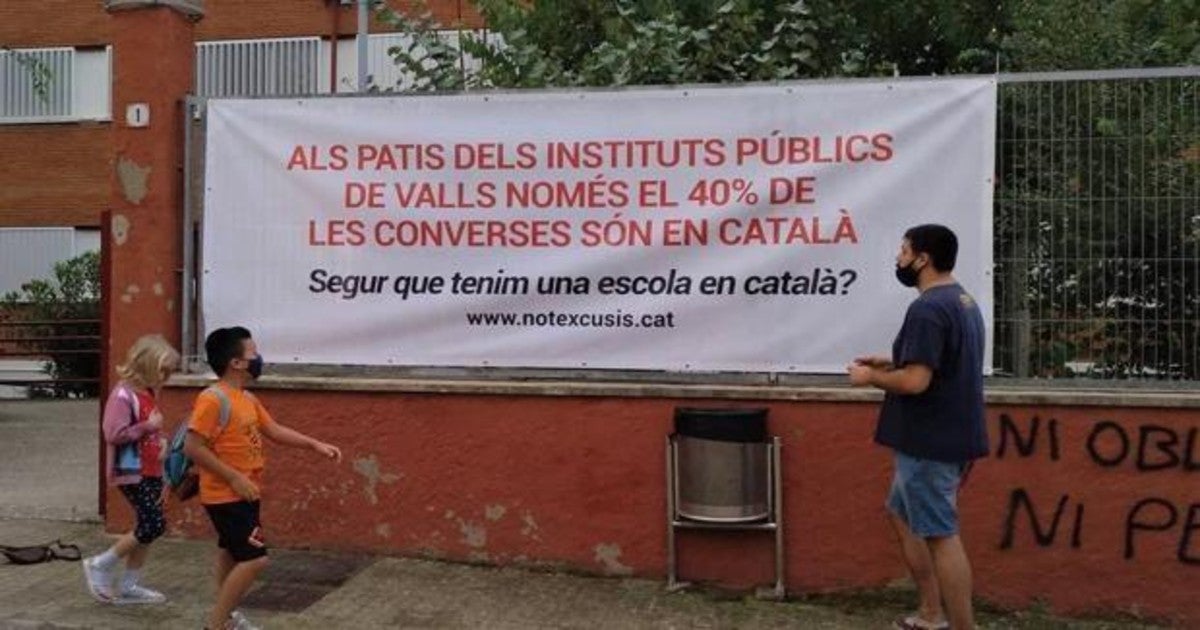 Imagen de uno de los carteles de la ampaña frente a un centro de Valls