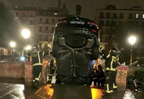 Los bomberos rescatan un vehículo VTC en la plaza del Dos de Mayo