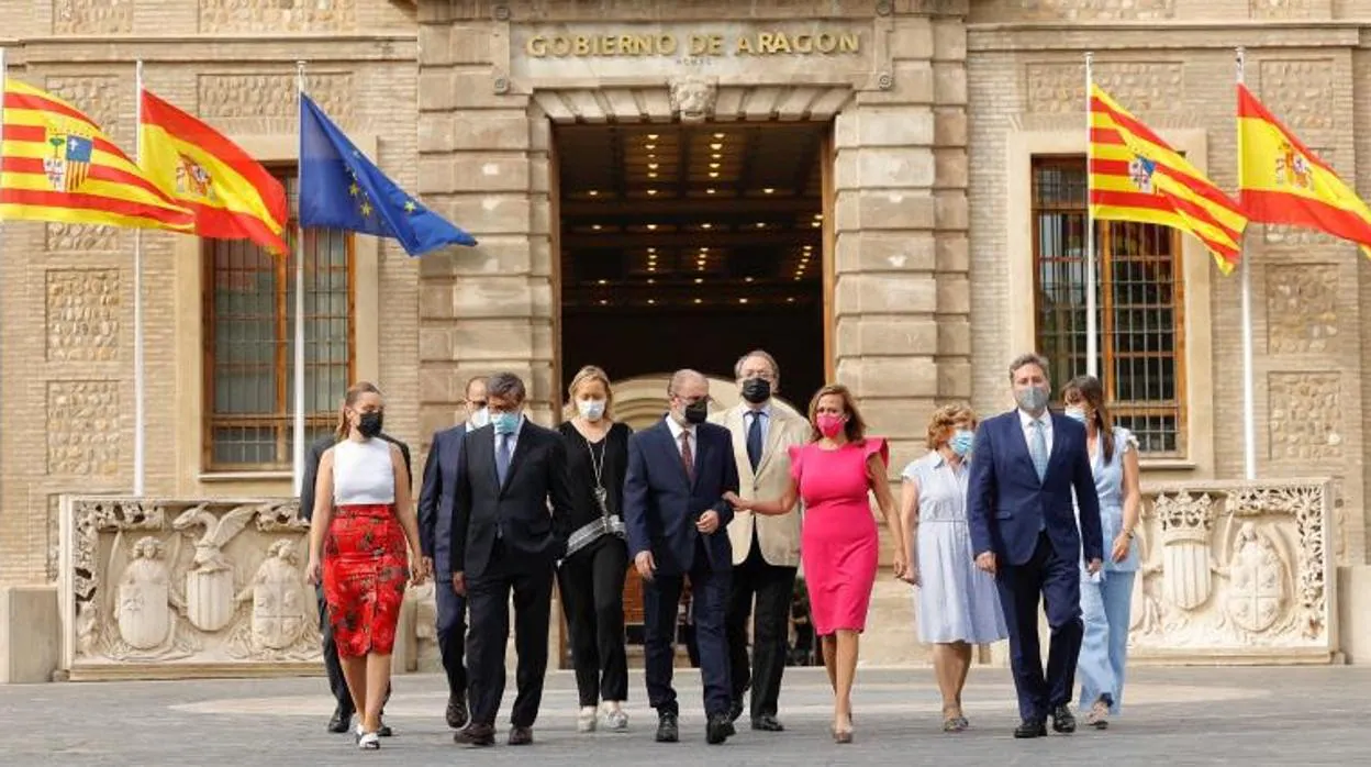 Foto de grupo del presidente Lambán y sus consejeros del Gobierno aragonés, formado por el cuatripartito del PSOE, Podemos, los soberanistas de la Chunta y el PAR