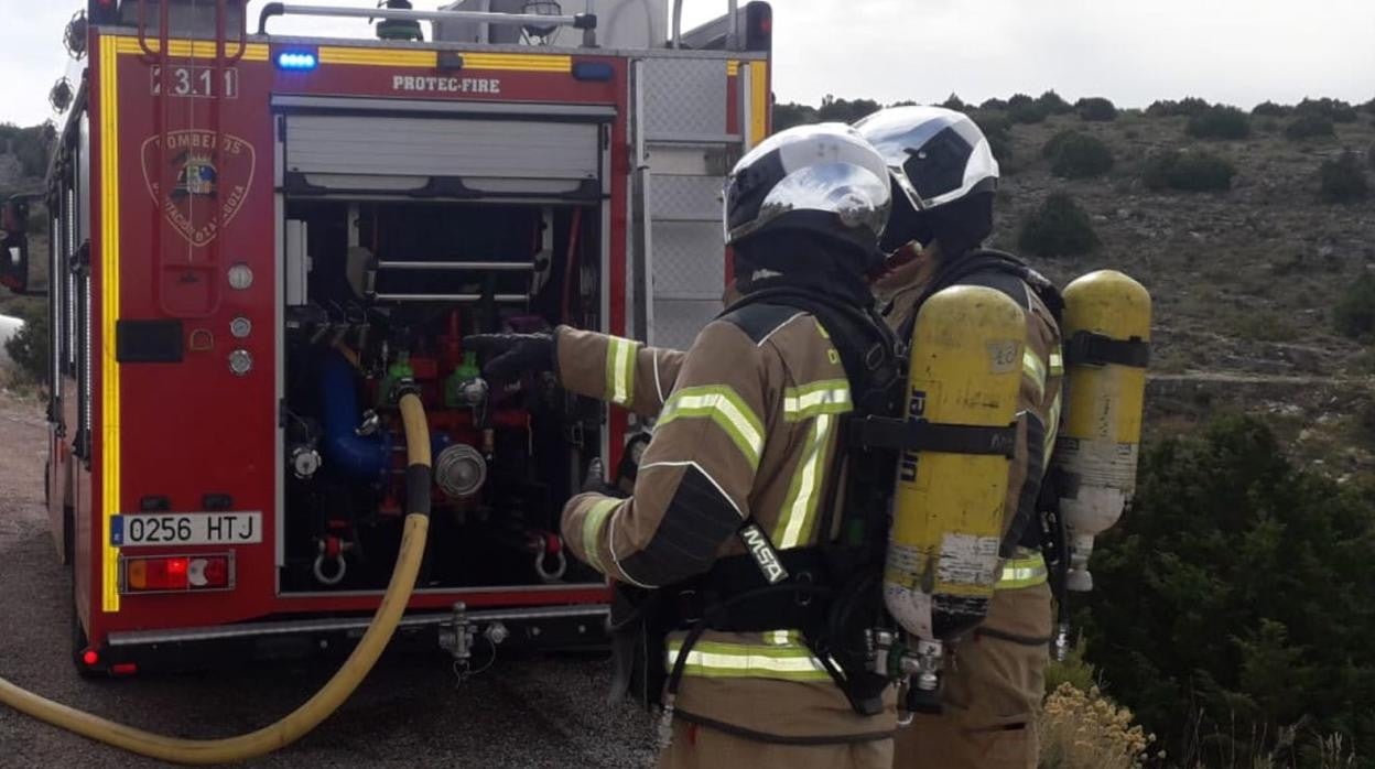 Bomberos de la Diputación de Zaragoza durante una intervención