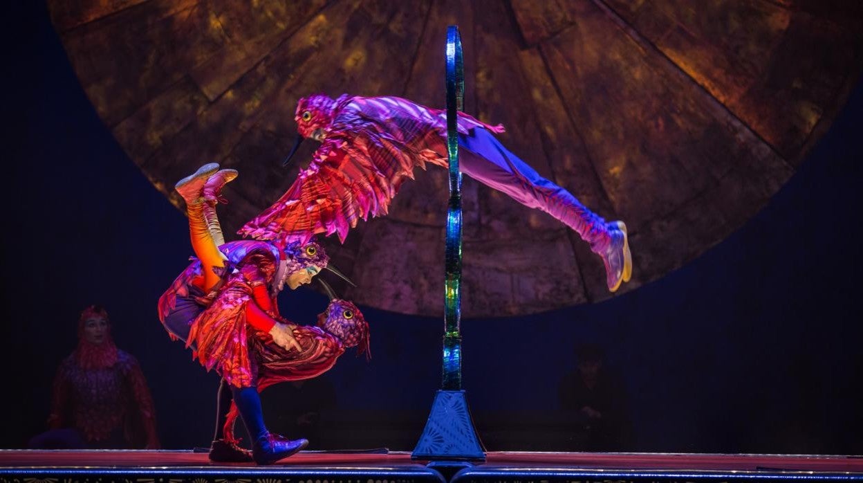 Artistas del Cirque du Soleil durante un espetáculo