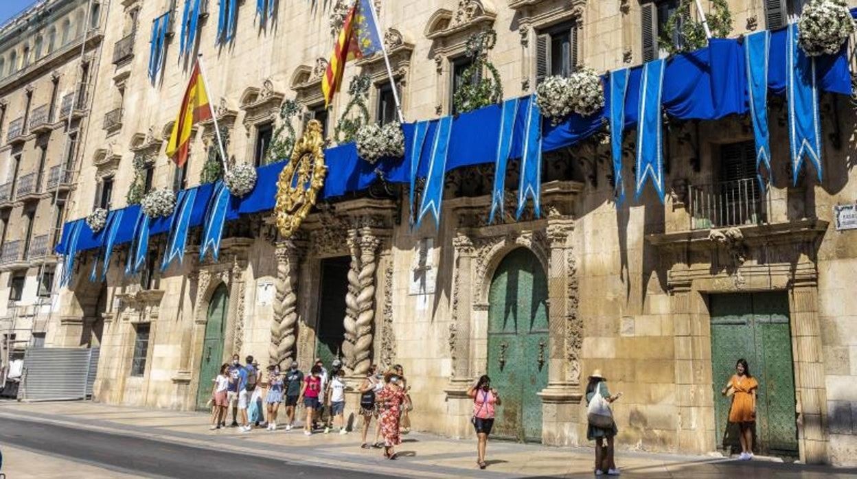 Transeúnetes delante de la fachada del Palacio Consistorial de Alicante