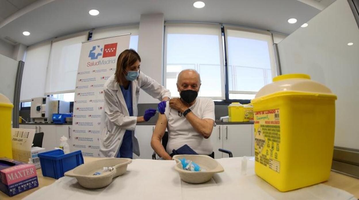 Un hombre recibe la vacuna de la gripe en un centro sanitario madrileño