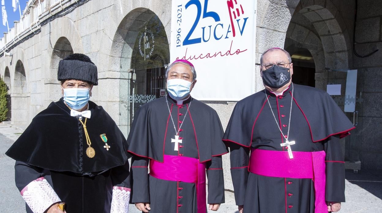 La rectora de la UCAV, María del Rosario Sáez Yuguero; el nuncio apostólico en España, Bernardito Cleopas Auza; y el obispo de Ávila, José María Gil Tamayo