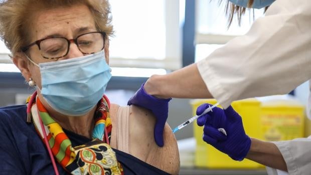 Empieza la vacunación doble de gripe y Covid: esto es lo que tienes que saber sobre la campaña