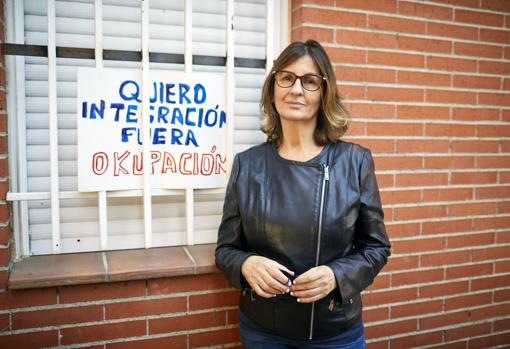 Ángela, madre de Paula, delante de una de las ventanas del domicilio invadido