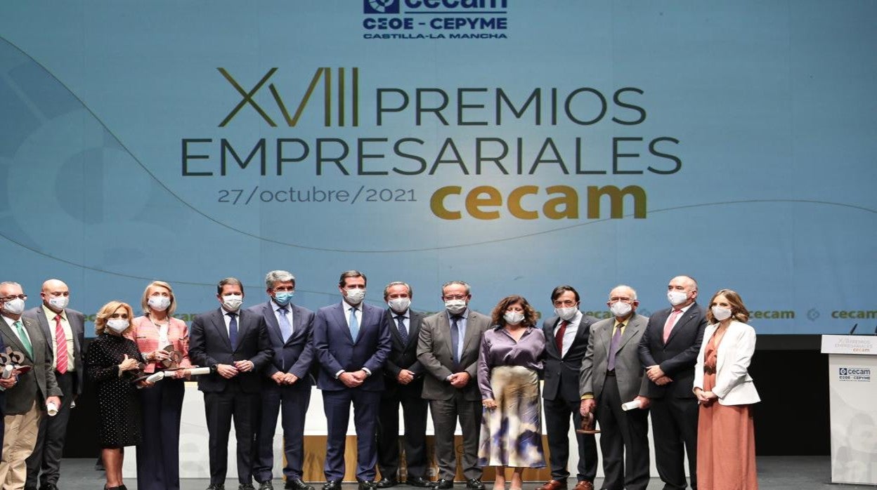 Foto de familia de los premiados junto a las autoridades en el acto de entrega de premios de Cecam