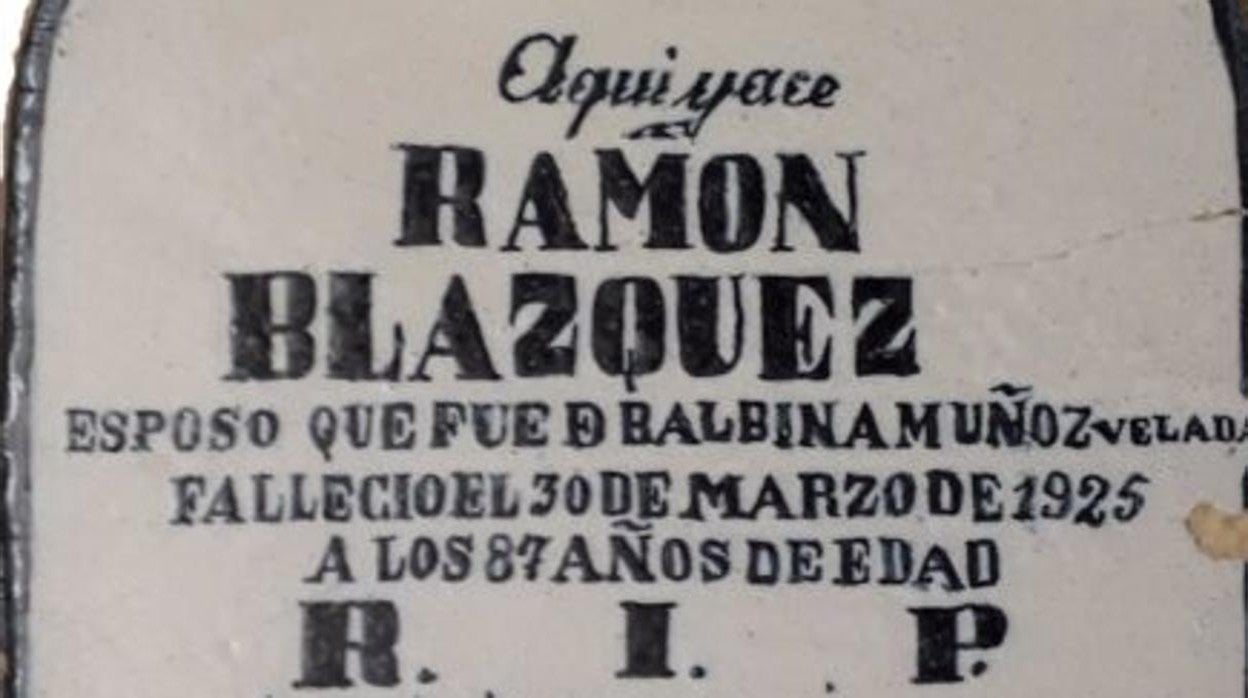 Una de las placas funerarias expuestas en la muestra