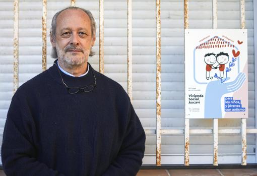 Javier Martínez, padre de Jaime, junto al cartel de la vivienda social de Aucavi