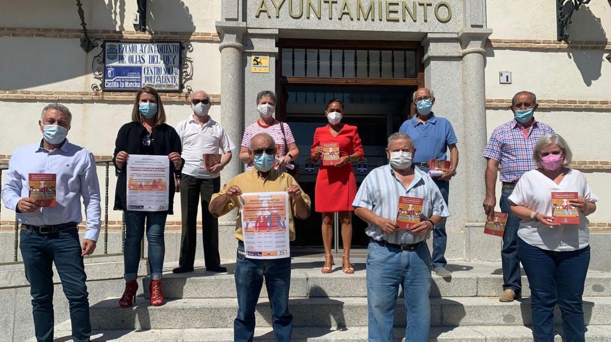 La alcaldesa junto a personal de Servicios Sociales y miembros de las juntas directivas de dos asociaciones de mayores