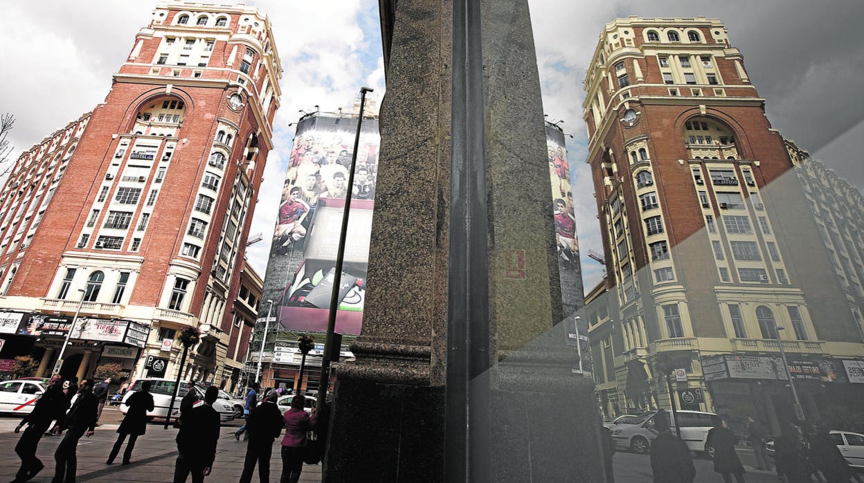 Vista del Palacio de la Prensa desde la plaza del Callao de Madrid