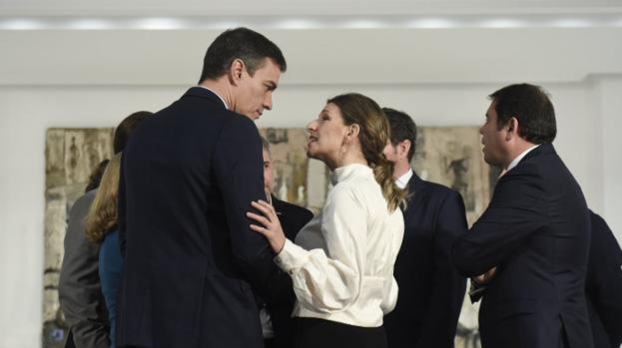 Firma de la subida del salario mínimo presidida por Pedro Sánchez, junto a Pablo Iglesias, Calviño, Yolanda Díaz y representantes de los sindicatos