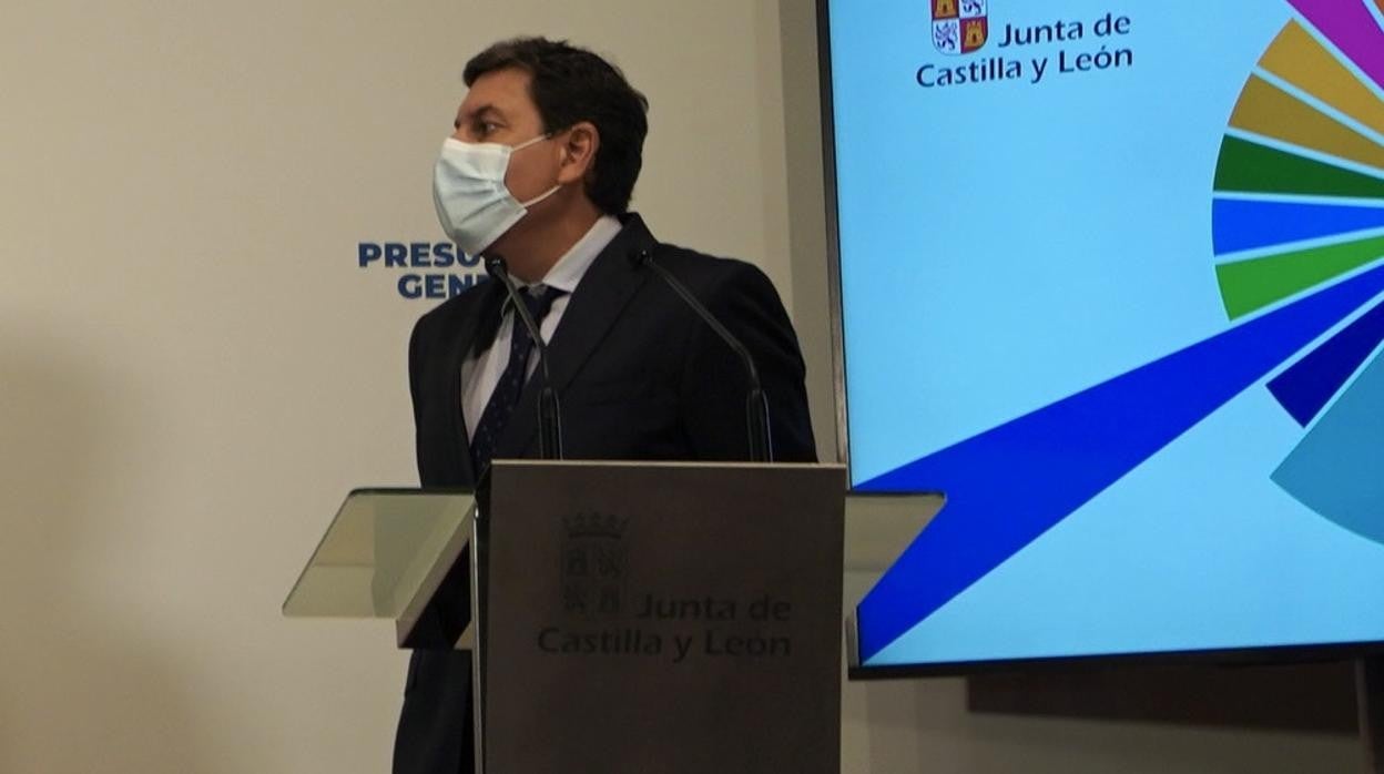 El consejero de Economía y Hacienda, Carlos Fernández Carriedo, durante la presentación del proyecto de Ley de Presupuestos Generales de la Comunidad para 2022