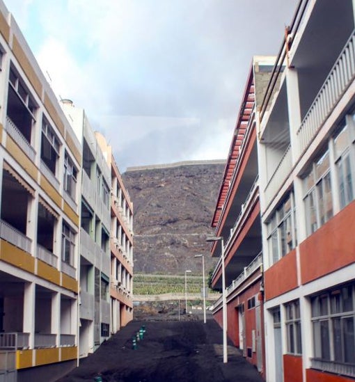 La ceniza cubre las calles en las zonas evacuadas por la erupción