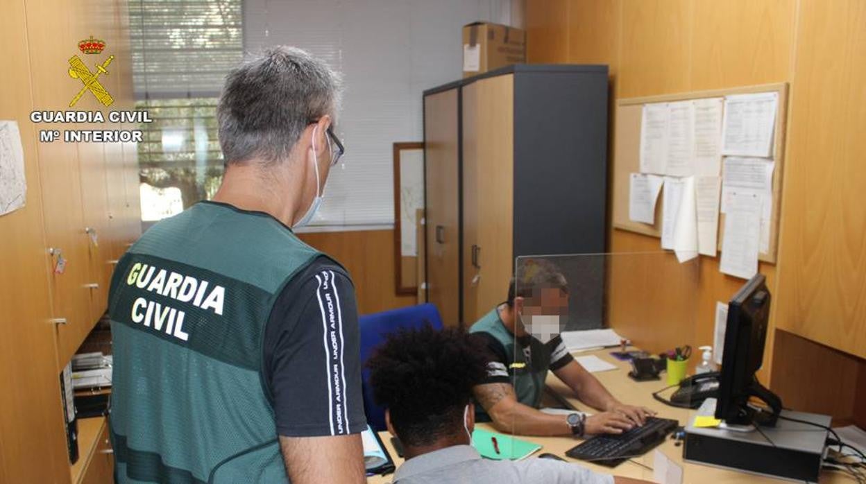 Imagen de dos agentes de la Guardia Civil de Alicante