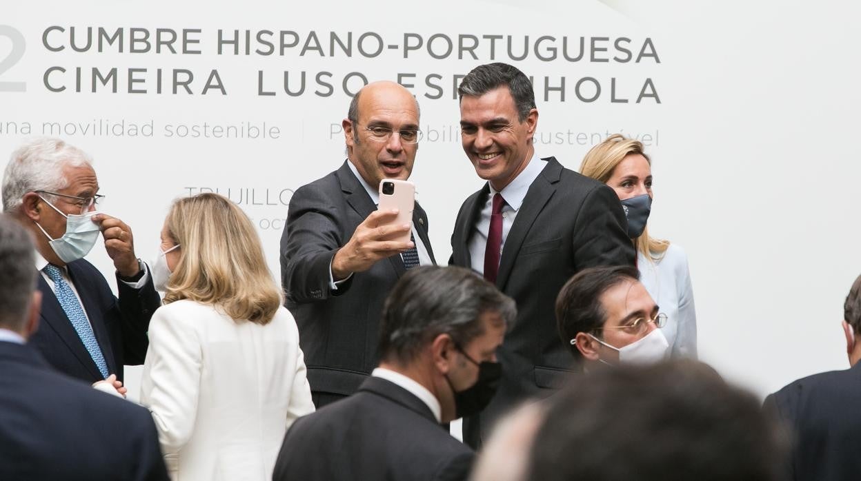 El ministro de Estado, Economía y Transición Digital de Portugal, Pedro Siza Vieira (i) y el presidente del Gobierno, Pedro Sánchez