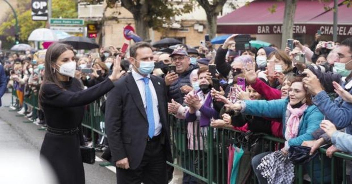 La Reina Letizia recibida entre vitores y aplausos por la población de Tudela a su llegada a la capital de la Ribera navara.