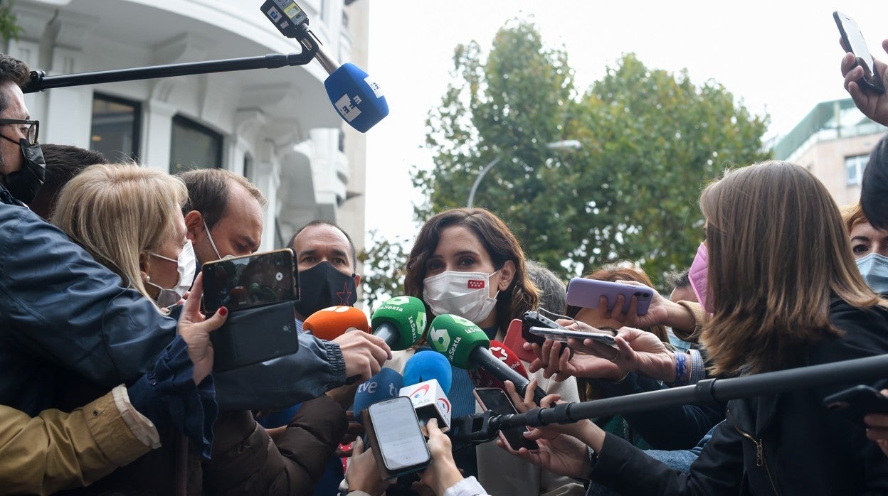 La presidenta de la Comunidad de Madrid, Isabel Díaz Ayuso, ayer, a su llegada a la sede del PP