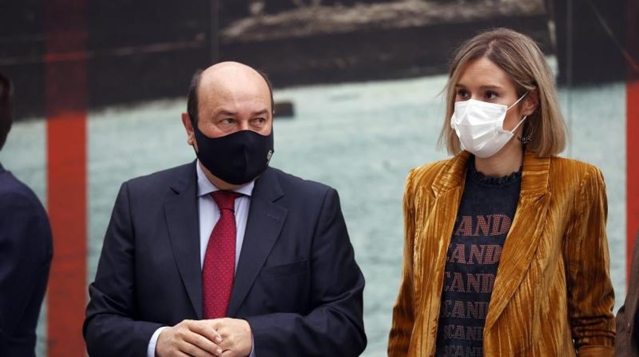 El presidente del PNV, Andoni Ortuzar, (i) junto a la presidenta de la Fundación Sabino Arana, Mireia Zarate, en la apertura de unas jornadas