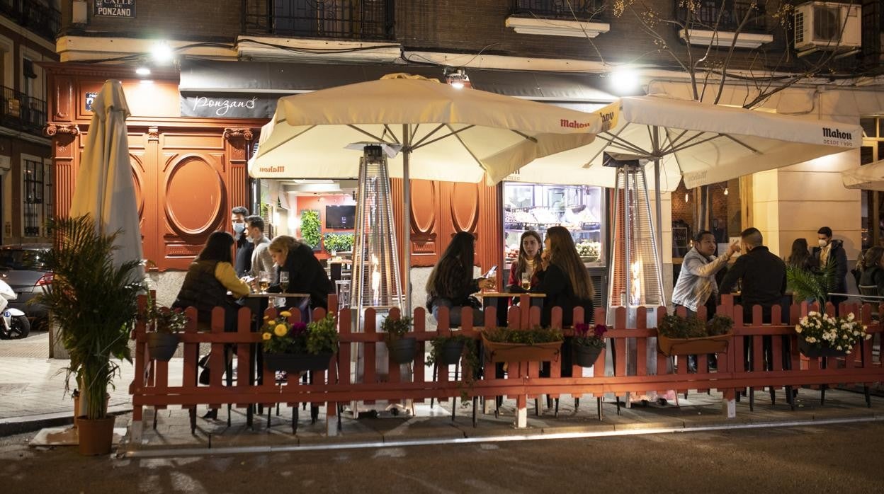 Una de las terrazas Covid desplegadas en la calle de Ponzano, en Chamberí